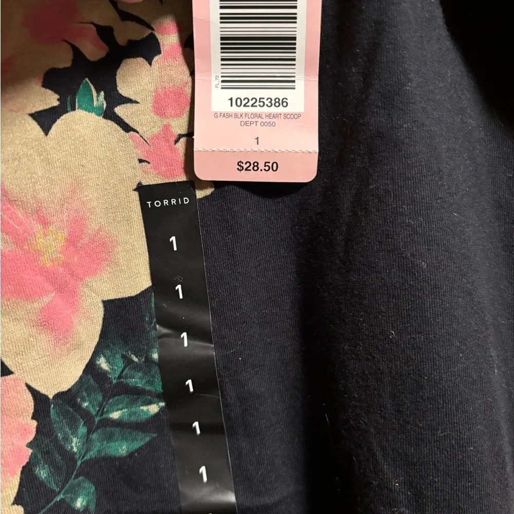 Torrid SS black w/ floral tee, Size 1, NWT - Picture 2 of 3